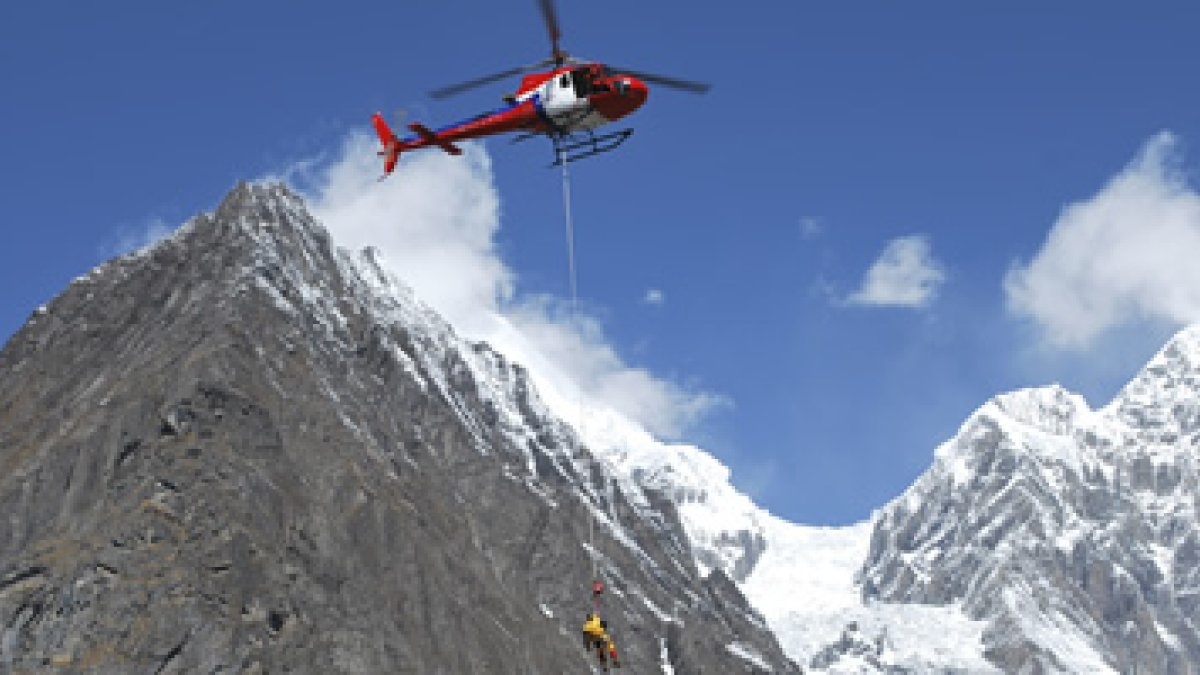 Momento del rescate en el Annapurna de los montañeros españoles Juan Oiarzábal y Carlos Pauner