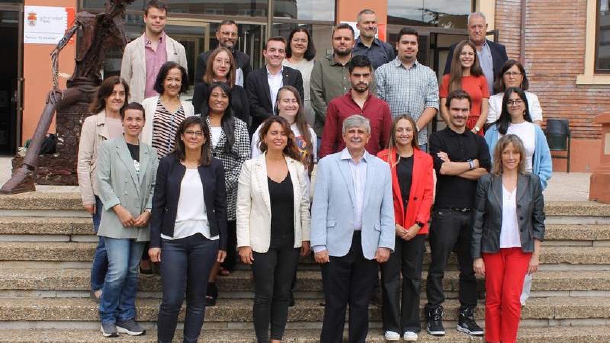 Foto de familia de los participantes junto a los responsables del programa. DL