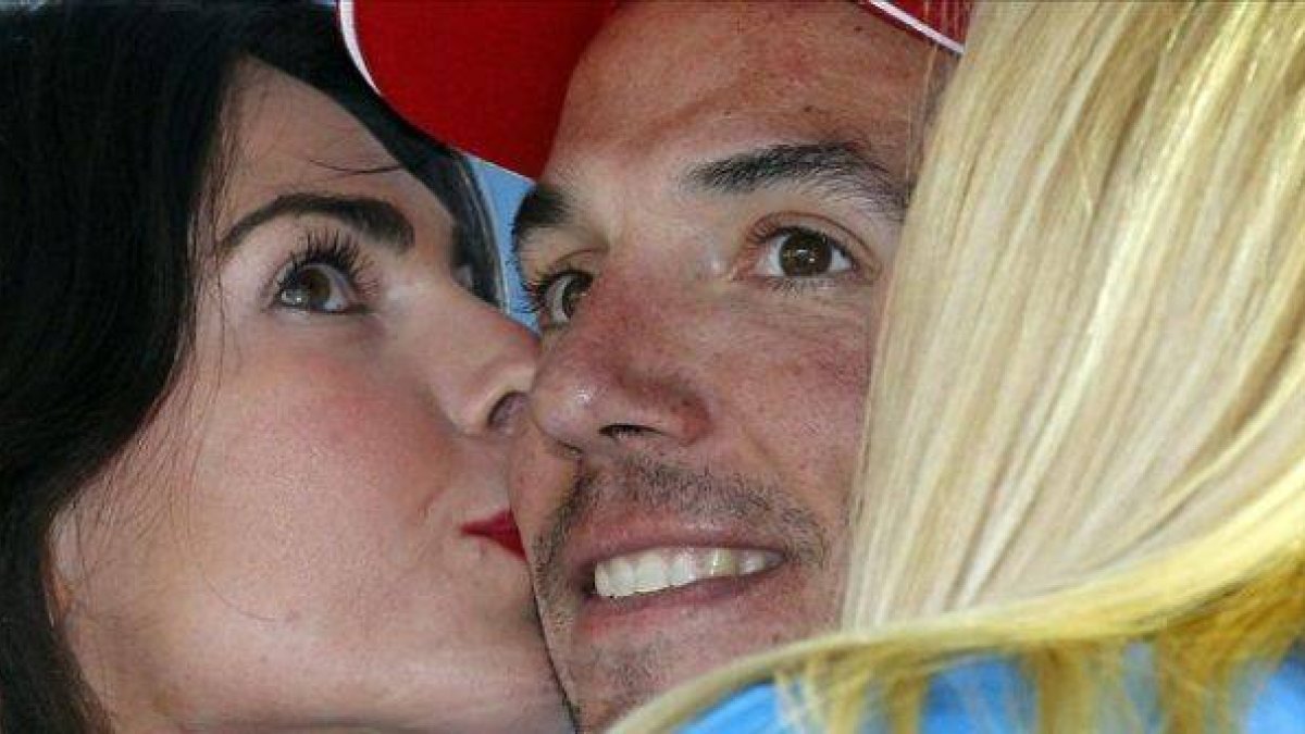 Purito recibe los besos de las azafatas en el podio de la Vuelta al País Vasco.