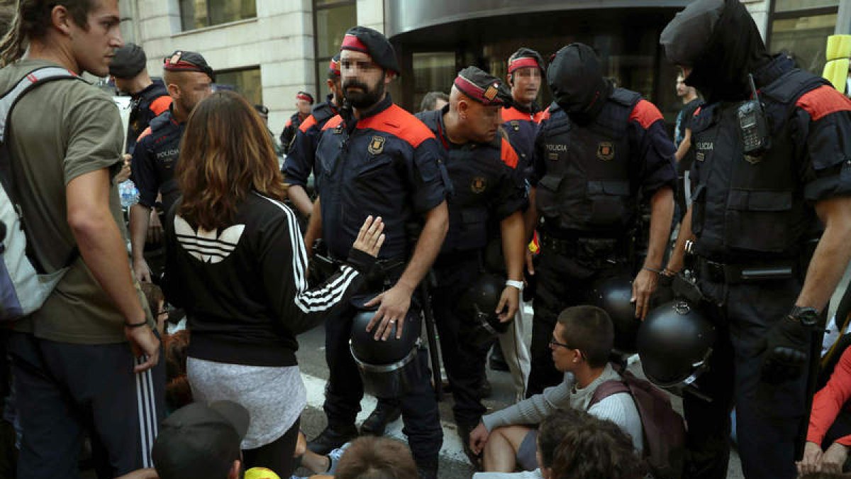 Los Mossos d’Esquadra el miércoles cuando se detuvo a varios altos cargos de la Generalitat. T. ALBIR