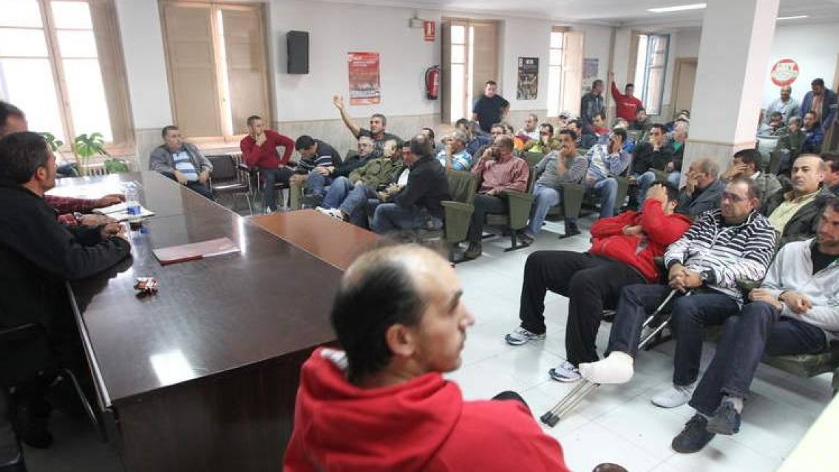 Un momento de la bronca asamblea celebrada ayer en Ponferrada por los trabajadores.
