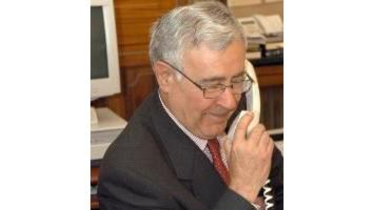 José Luis de Pedro es felicitado por teléfono por su reelección