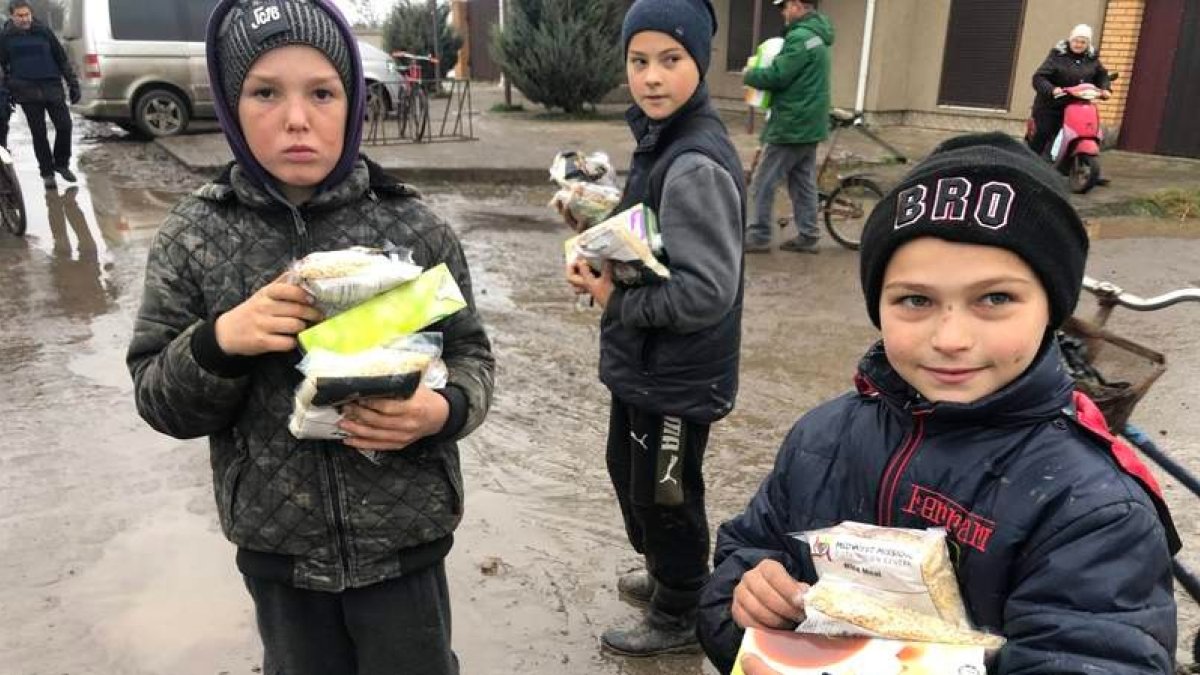 Niños de Nadezhviska con ayuda humanitaria. GERVASIO SÁNCHEZ