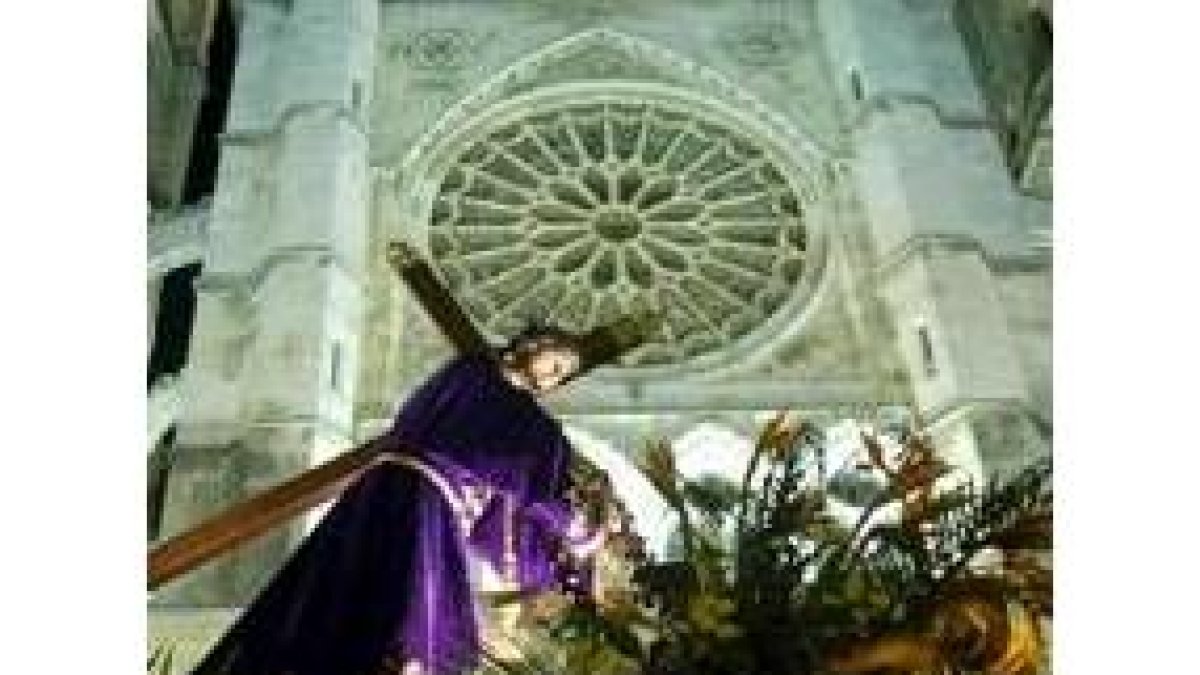 El Nazareno vuelve a las calles de León por la procesión de Hermandad