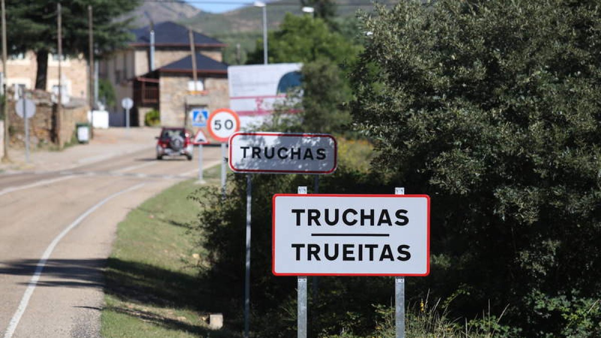 El cartel de Truchillas, con su variante en leonés. MARCIANO PÉREZ