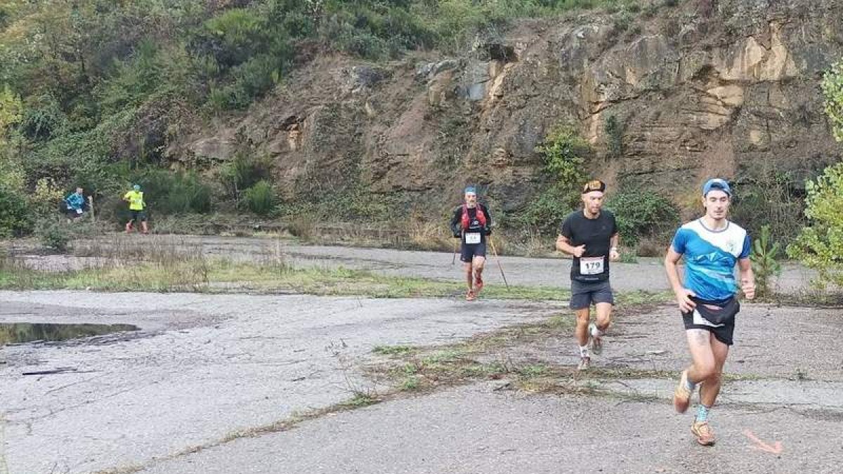 Dos momentos de la carrera celebrada en Sorbeda del Sil. RECORVA