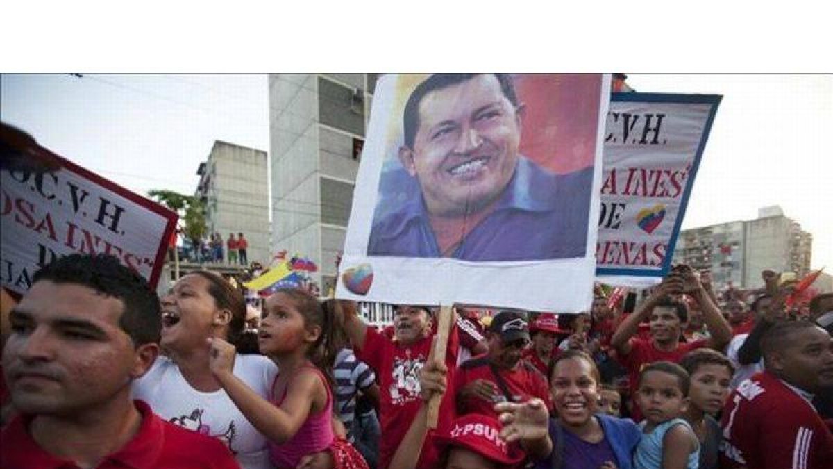 Seguidores de Chávez jalean al presidente venezolano en un acto electoral en Guarenas, este sábado.
