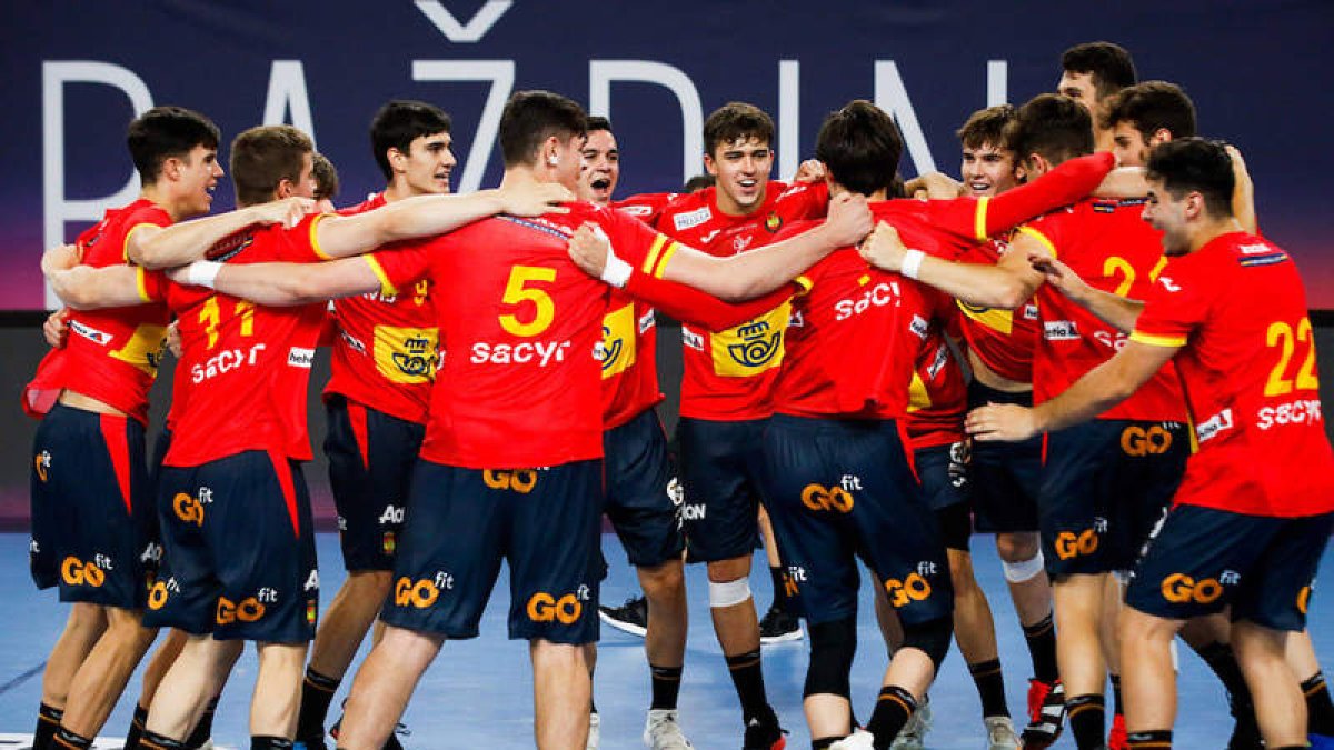 Los tres jugadores ademaristas junto a sus compañeros de selección celebran el triunfo y el bronce. RFEBM