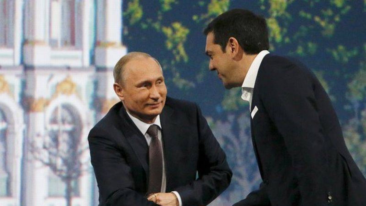 El presidente ruso Vladimir Putin se da la mano con el primer ministro griego Alexis Tsipras el pasado 19 de junio.