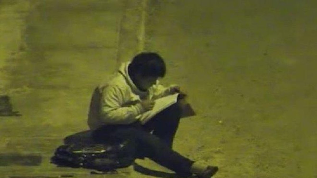 Víctor fue visto haciendo su tarea en la calle, bajo la luz de un poste de alumbrado público en su natal Trujillo, al norte de Perú.