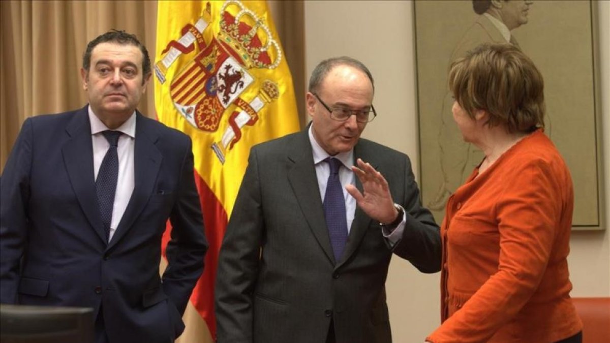 El gobernador del Banco de España, Luis Maria Linde, conversa con la presidenta de la Comisión del Pacto de Toledo, Celia Villalobos, en febrero.