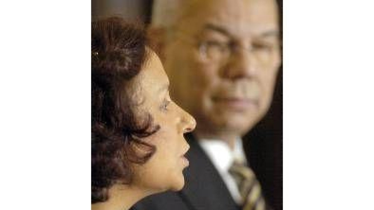 Ana Palacio y Colin Powell tras su reunión en Washington