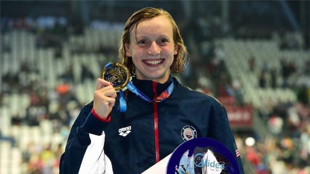 Katie Ledecky tras lograr su quinto oro en los mundiales de Kazán.