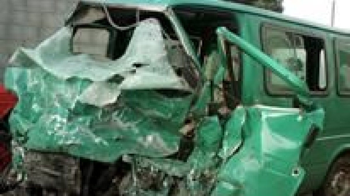 Vehículo en el que viajaban cuatro de las cinco personas fallecidas ayer en el accidente de Cuenca