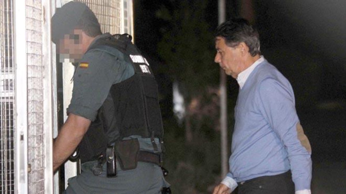 El ex vicepresidente era trasladado de madrugada a los calabozos de la Comandancia de la Guardia Civil.