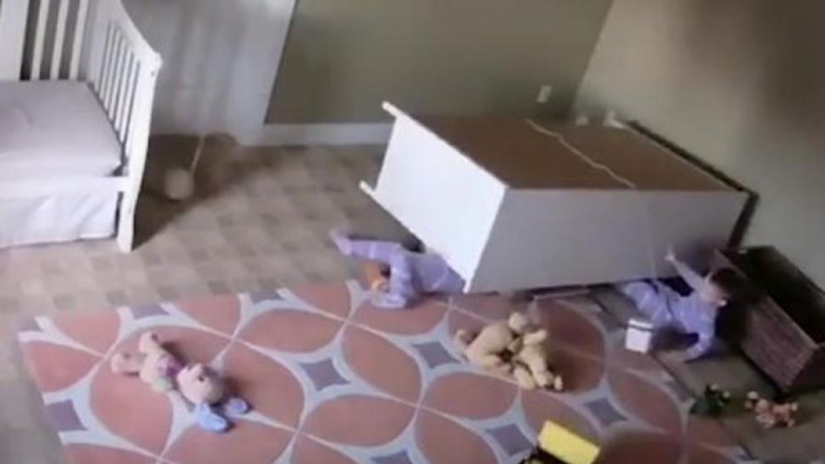 Captura del video en el que una cómoda aplasta a dos gemelos de Utah.
