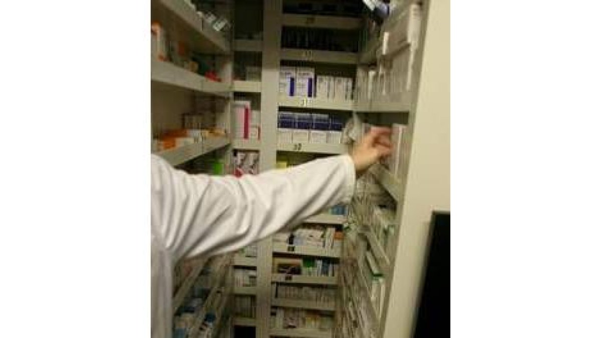 Reserva de medicamentos en la rebotica de una farmacia