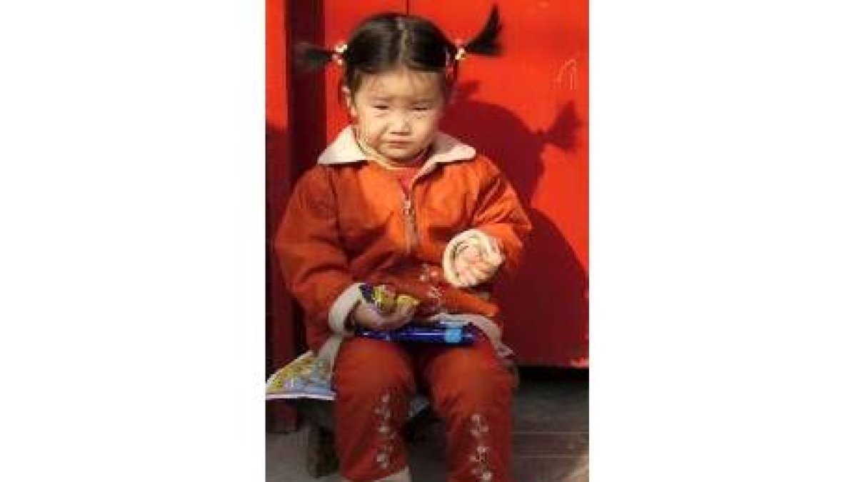 Una niña juega en la ciudad milenaria al norte de Pekín