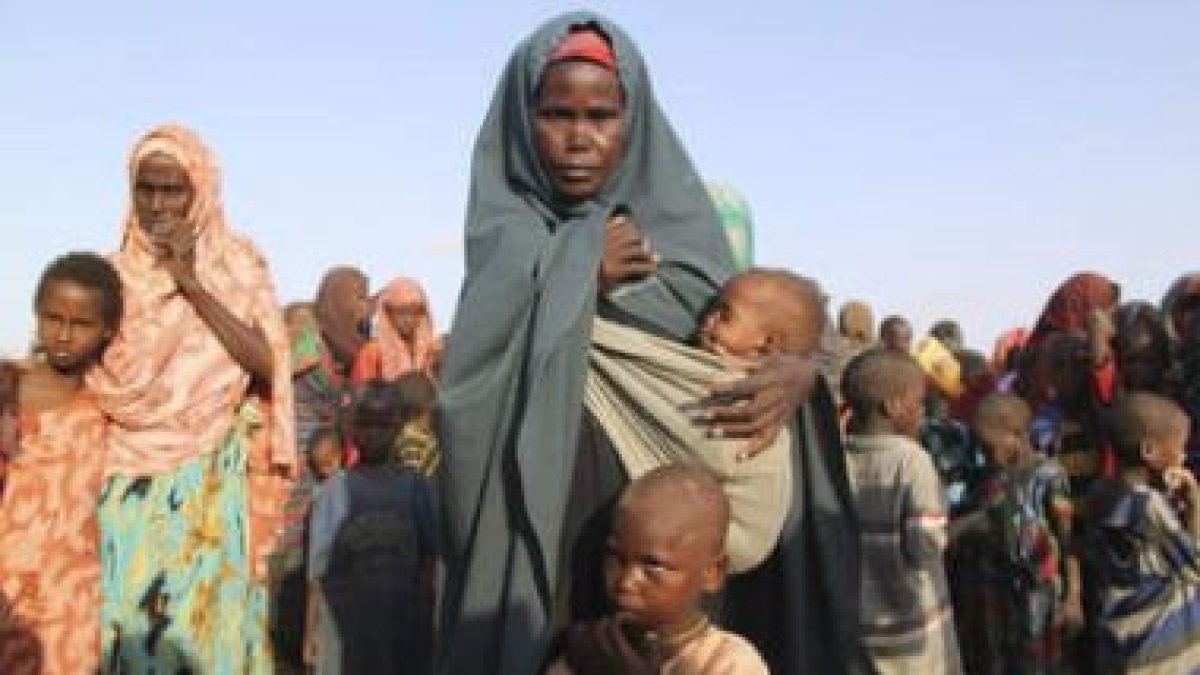 Varias mujeres y niños del campo de refugiados de Dadaab, el mayor del mundo