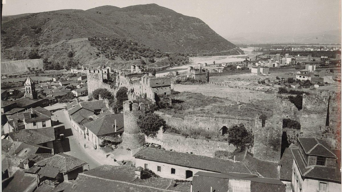 El Archivo Histórico Municipal de Ponferrada recupera fotos de las viviendas que durante décadas estuvieron adosadas a la fortaleza en la calle Gil y Carrasco y Tras la Cava.