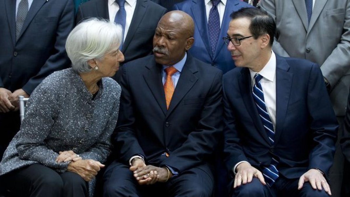 Lagarde, con Lesetja Kganyago, presidente del comité monetario; y el secretario del Tesoro de EEUU, Steven Mnuchin, ayer.