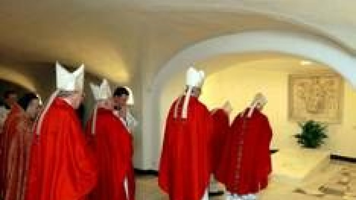 Los cardenales oran frente al sencillo sepulcro donde reposan los restos mortales de Juan Pablo II