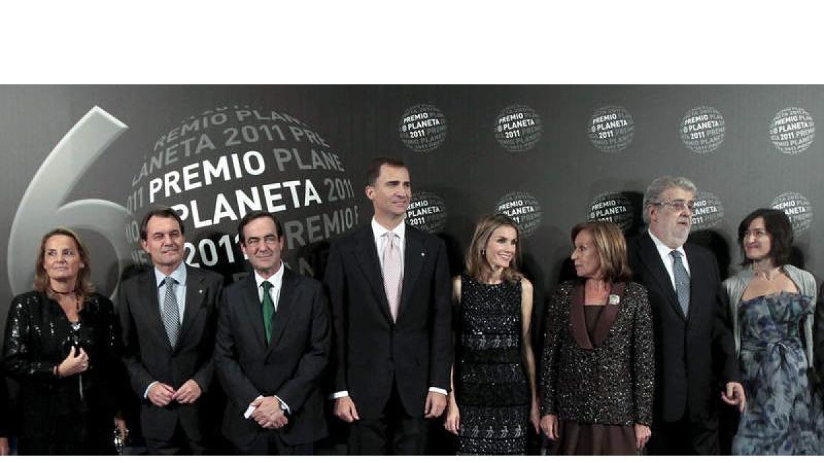 Artur Mas y su esposa Elena Rakosnik, José Bono, los Príncipes, José Manuel Lara y su esposa Consuelo García y la ministra de Cultura.