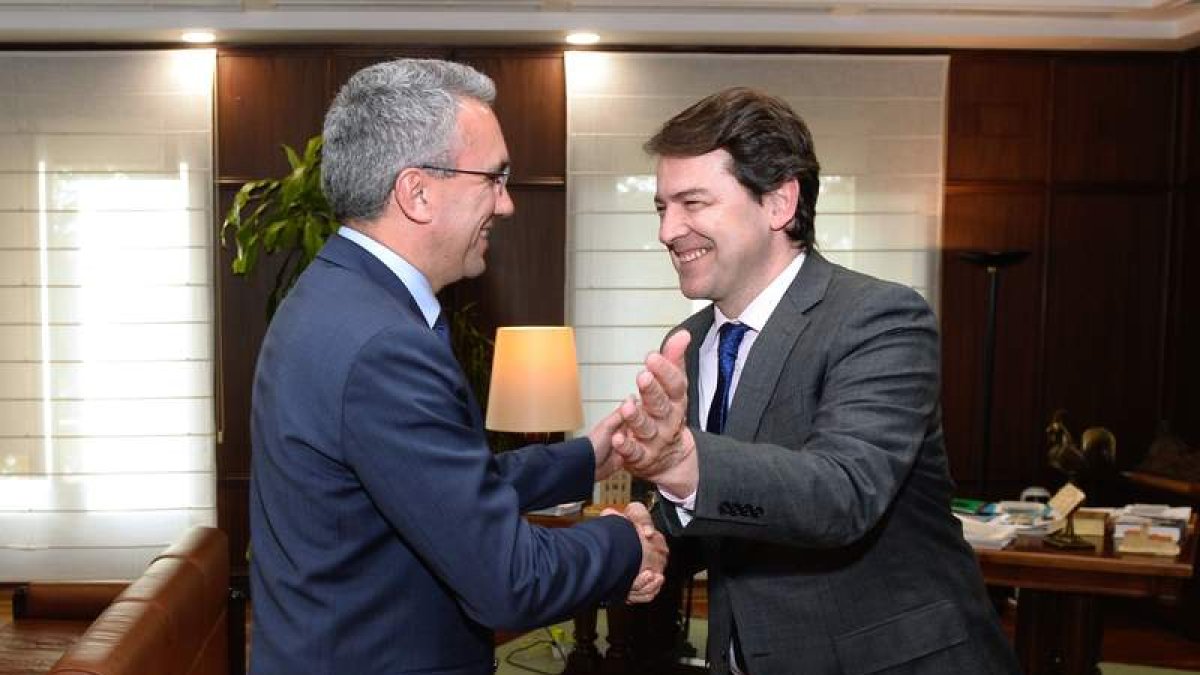 Javier Izquierdo y Alfonso Fernández Mañueco ayer, en su reunión en Valladolid.