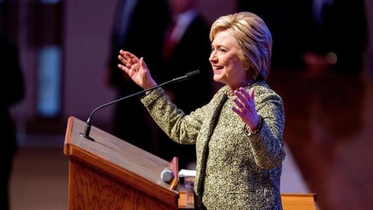 Clinton habla en una iglesia baptista de Menfis (Tennessee), este domingo.