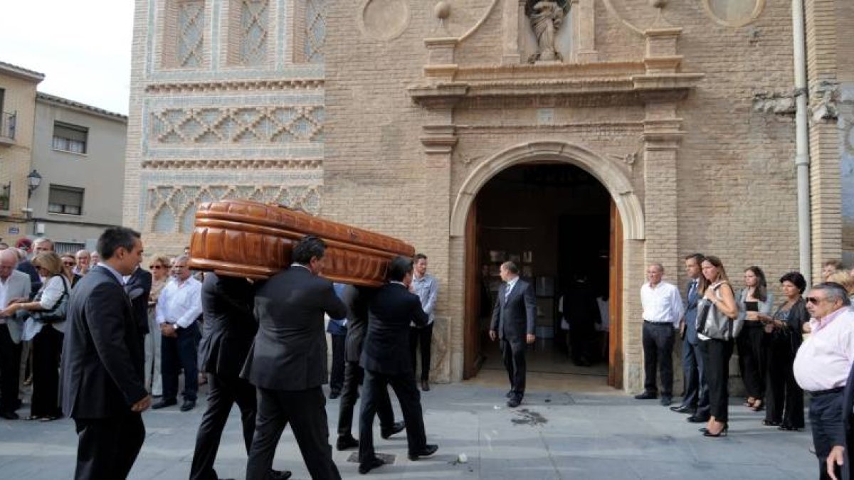 De izquierda a derecha, Dione, Elisa y Sionin, sobrinas del diseñador Manuel Pertegaz, a la salida del tanatorio donde está instalada la capilla ardiente del diseñador.