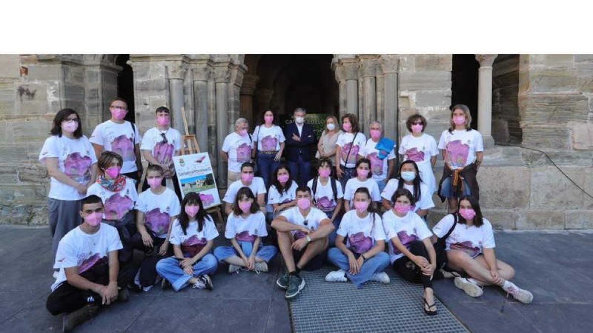 Organizadores y participantes en el curso ayer, en el Monasterio de Carracedo. L. DE LA MATA