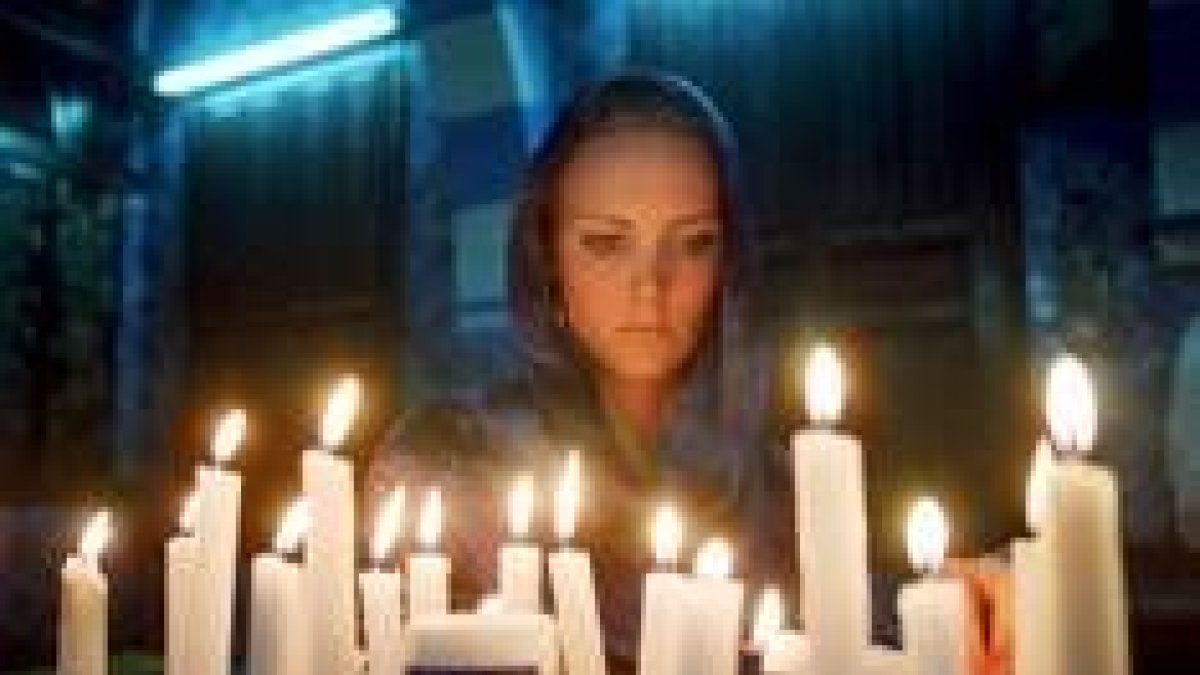 Una joven enciende una vela en la sinagoga de Djerba unas semanas despúes del ataque terrorista