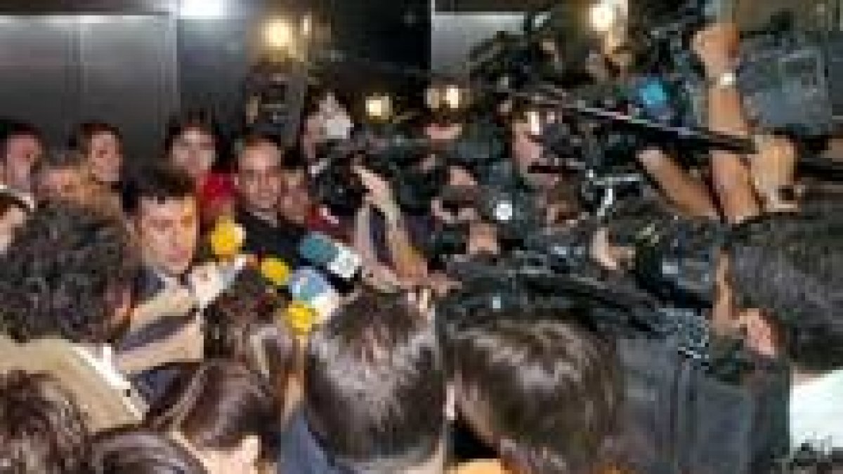Puigcercós contesta a las preguntas de los periodistas poco antes de la reunión con Rubalcaba
