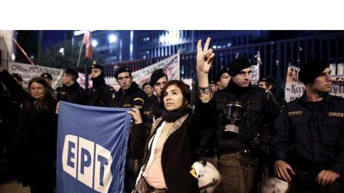 Una manifestante hace el signo de la victoria en la protesta contra el desalojo de la ERT, este jueves.