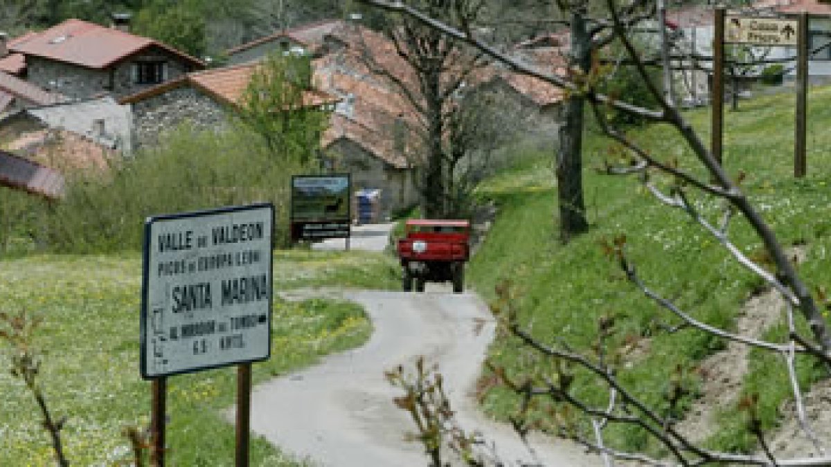 La carretera entre el valle de Valdeón y el de la Reina refleja la precariedad de las comunicaciones