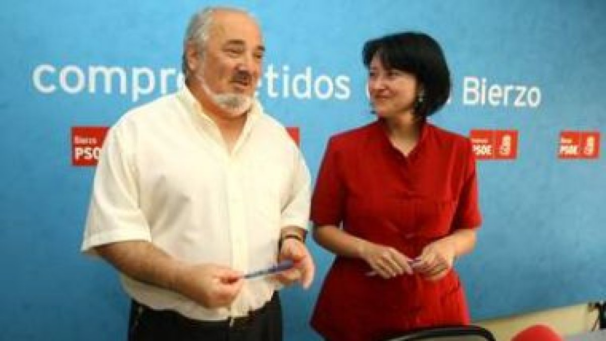 Pedro Nieto y Ángela Marqués, ayer en la sede del PSOE en la calle General Vives.