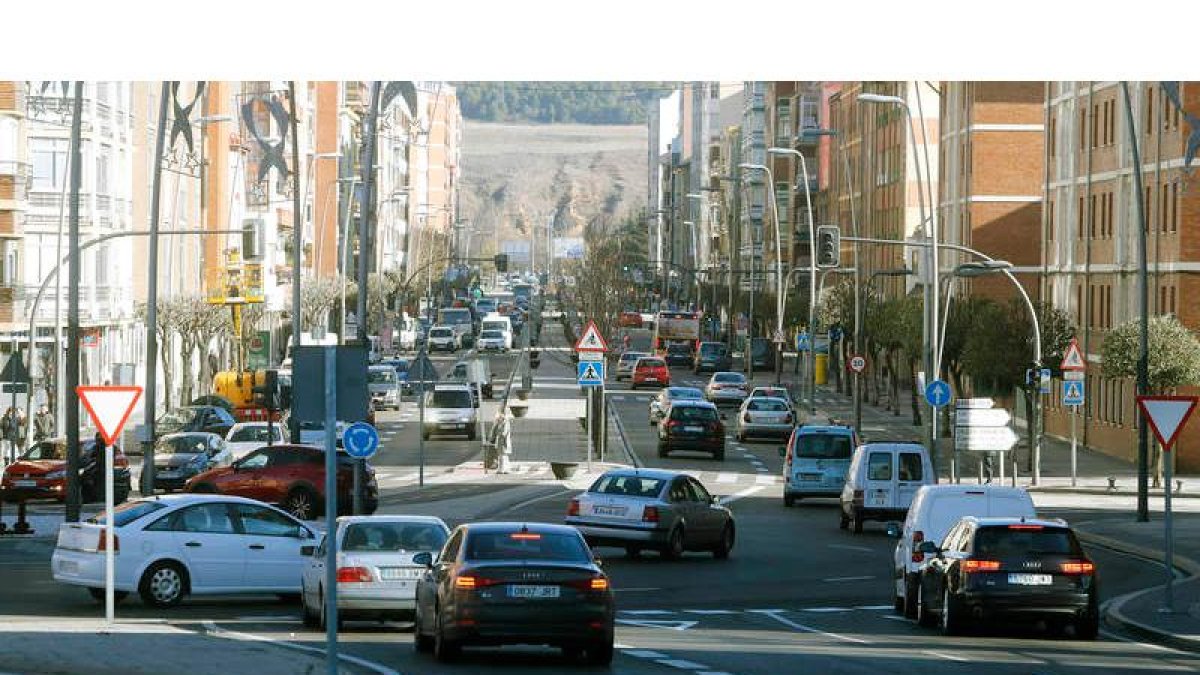 Tráfico en la avenida Fernández Ladreda de León, una de las más concurridas de la ciudad. RAMIRO