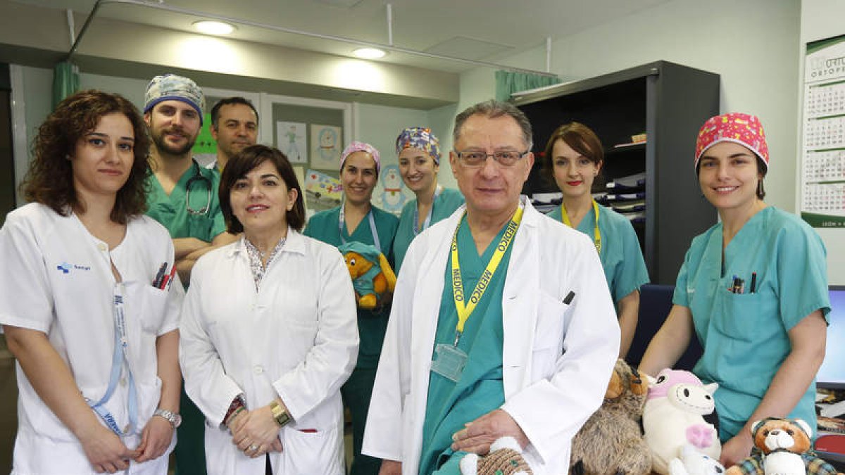El equipo de Cirugía Pediátrica del Hospital de León con Erik Ardela Díaz al frente, en la consulta del complejo asistencial.