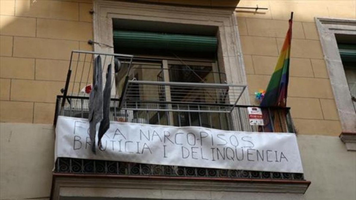 Protesta en el Raval por los narcopisos.