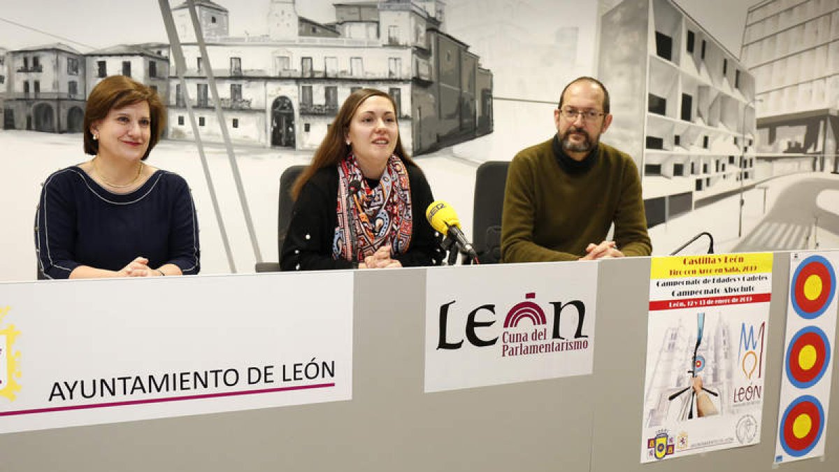 Raquel Fernández, Marta Mejías y Javier Díez presentaron el torneo. F. OTERO