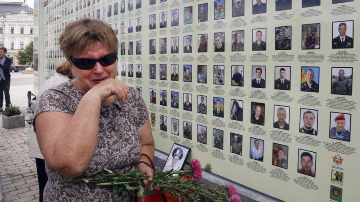 Una mujer llora junto al memorial a las víctimas de la revolución del Maidán.