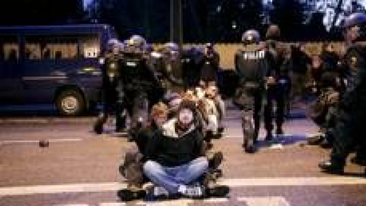 La policía danesa alinea a un grupo de jóvenes detenidos tras los incidentes de la noche del jueves
