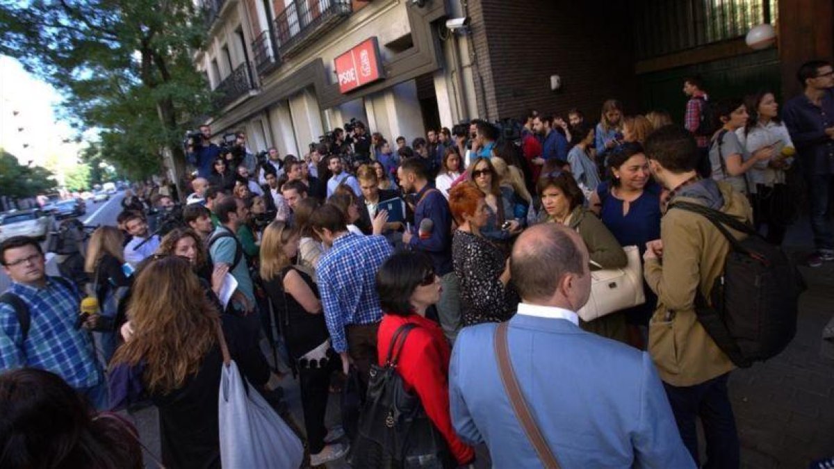 Una multitud se aglomera a las puertas de la sede del PSOE en Madrid.