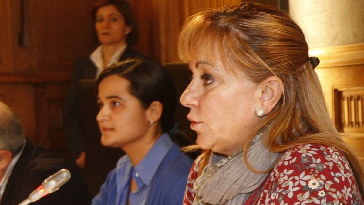 Isabel Carrasco con una de las dos detenidas por su muerte, Triana Martínez González, en la presentación de un plan de la institución