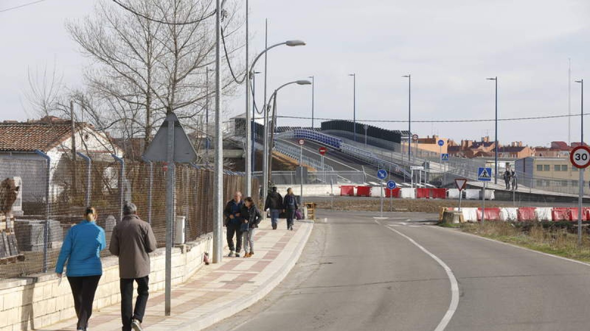 El puente de San Juan de Dios lleva cerrado desde hace año y medio en que finalizaron las obras. M.P.