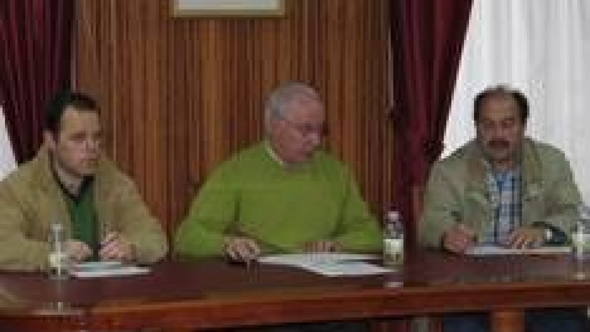 José Alonso, en el medio, informa sobre la concesión del vertedero de residuos inertes