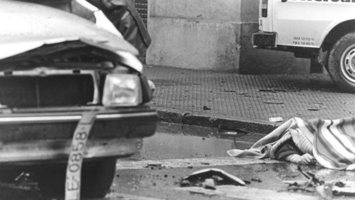 Imagen del momento posterior al atentado en la calle Ramón y Cajal de León en el que ETA asesinó al comandante Cortizo