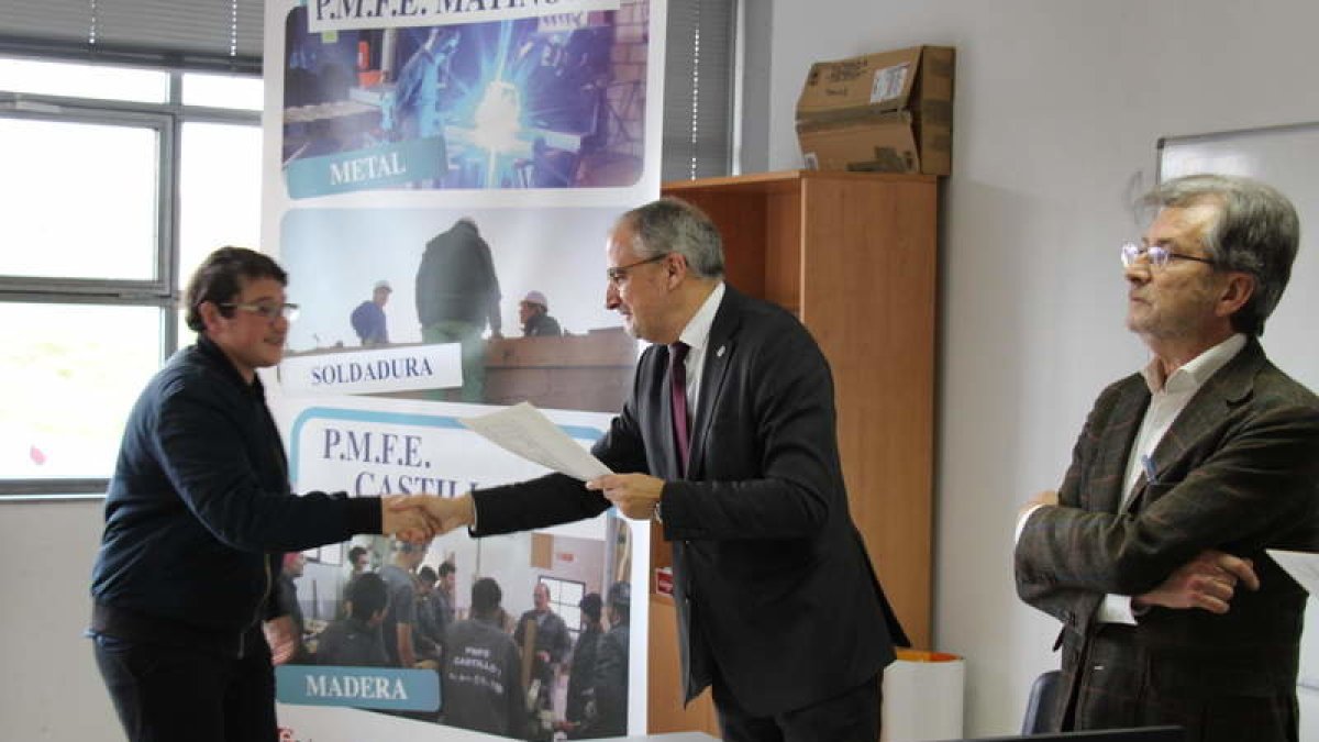 El alcalde de Ponferrada hace entrega de uno de los diplomas en presencia de Otazu. dl