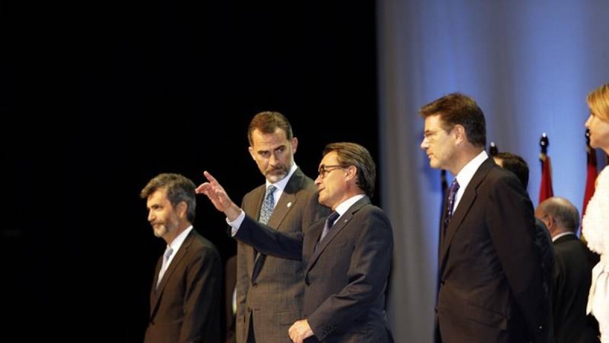 El rey Felipe, junto a Artur Mas y el ministro de Justicia, Rafael Catalá (derecha), este jueves en Barcelona.