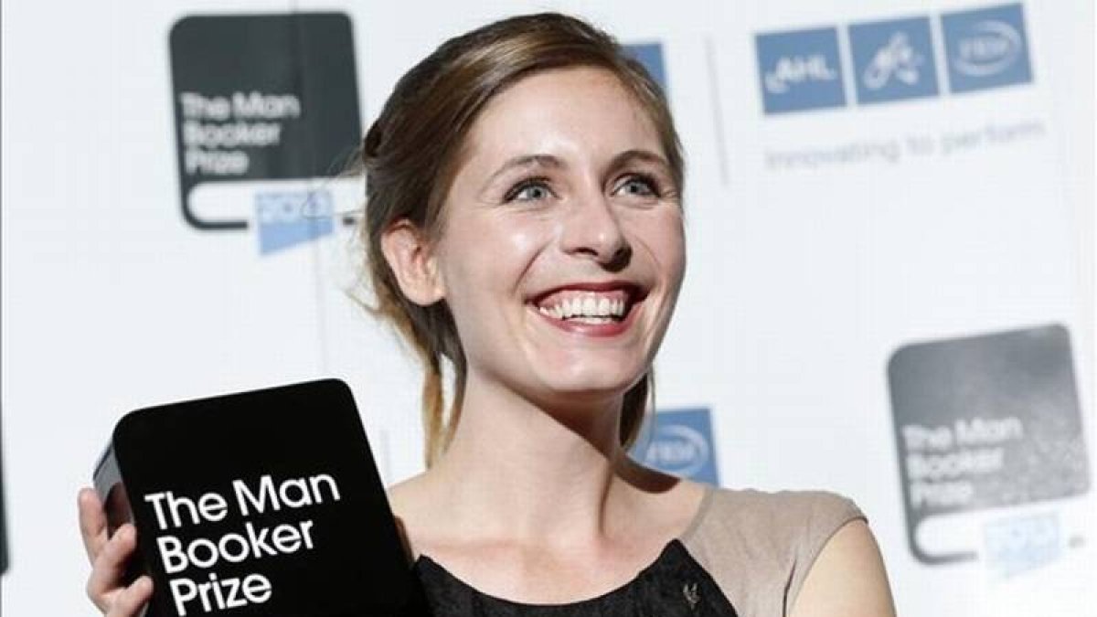 Eleanor Catton, ayer, tras recibir en Londres el Man Booker Prize.